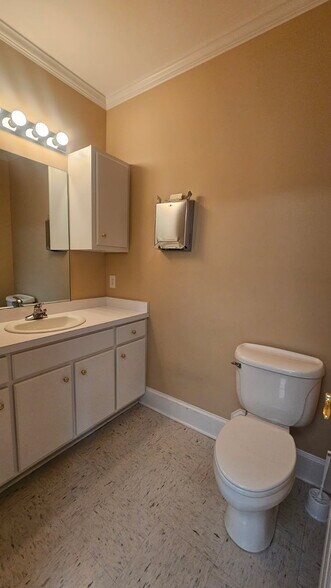 More Photos Of 717 Rosanne Dr, Kinston Medical For Lease
