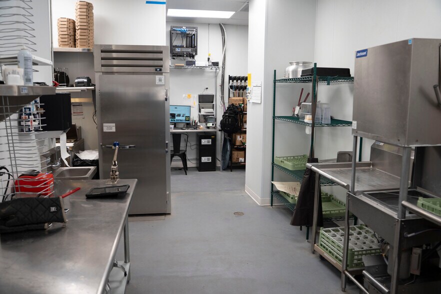 More Photos Of 11040 W IH-10, San Antonio Restaurant For Lease