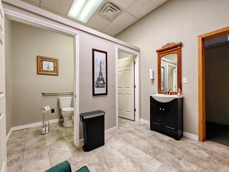 More Photos Of 121 N Poplar St, Paris Storefront Retail Residential For Lease