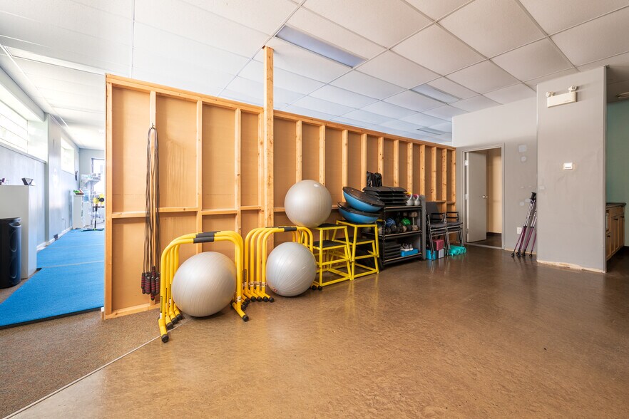 More Photos Of 5007 50 St, Lloydminster Office For Sale