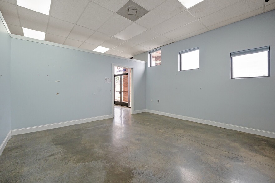 More Photos Of 2613-2617 Executive Point Dr, Monroe Showroom For Lease