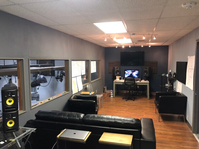 More Photos Of 1957 E Irving Blvd, Irving Movie Radio TVStudio For Sale