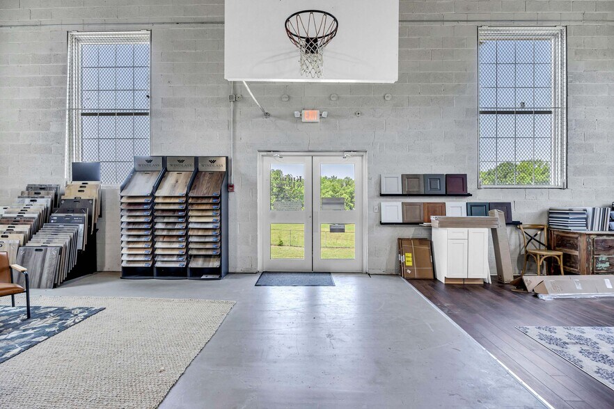 More Photos Of 217 E Aiken Rd, Eden Showroom For Lease