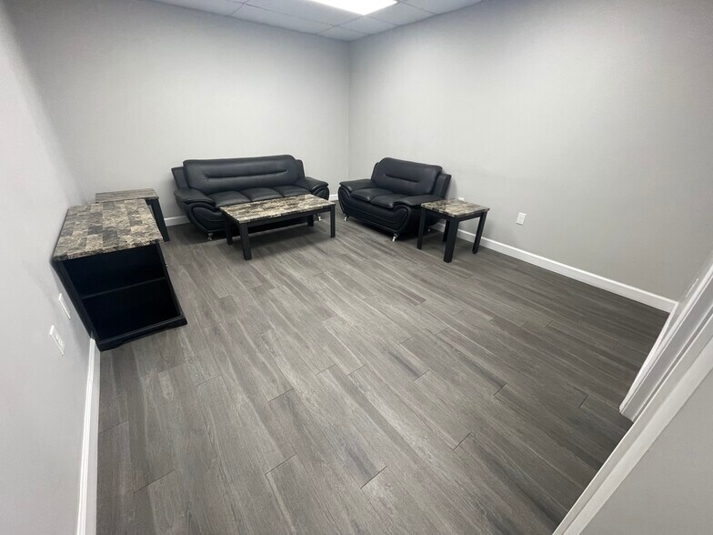 More Photos Of 7651 Derry St, Harrisburg Truck Terminal For Lease