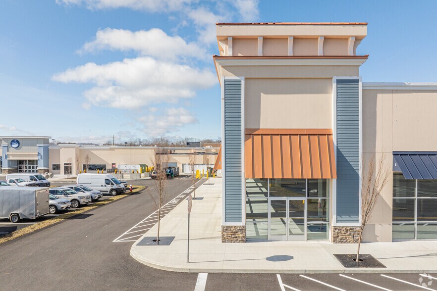 More Photos Of 262 Swansea Mall Dr, Swansea Storefront Retail Office For Sale