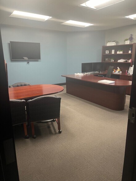More Photos Of 908 W 35th St, Davenport Office For Sale