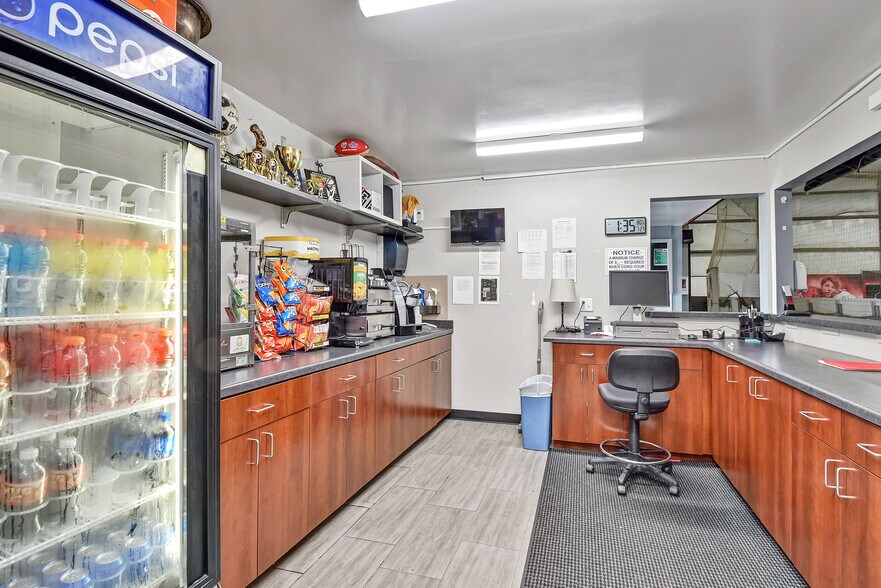 More Photos Of 1856 Nimitz Dr, De Pere Distribution For Lease