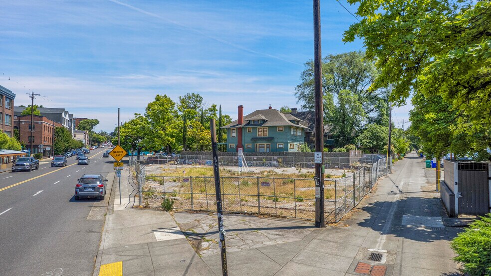 More Photos Of 1312-1334 SE Hawthorne Blvd, Portland Land For Sale