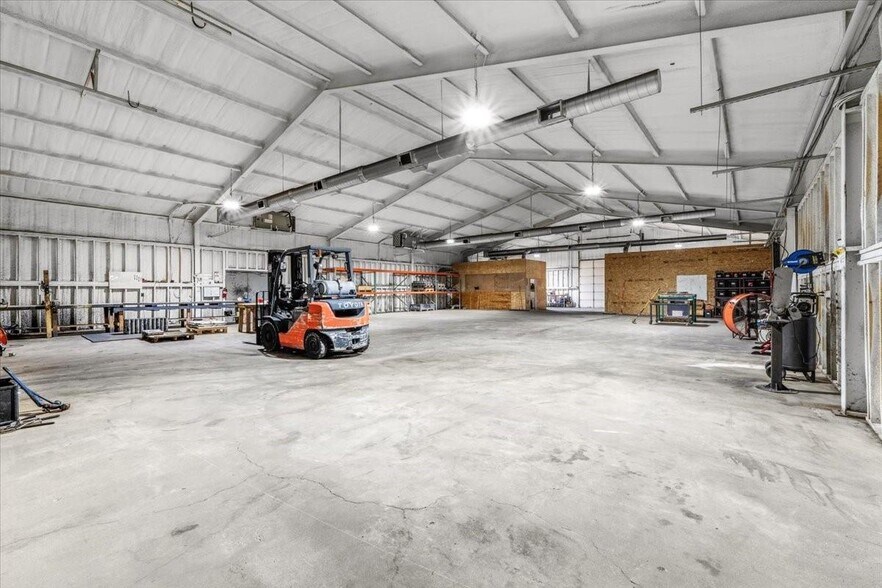 More Photos Of 3206 W Us Highway 377, Granbury Flex For Sale