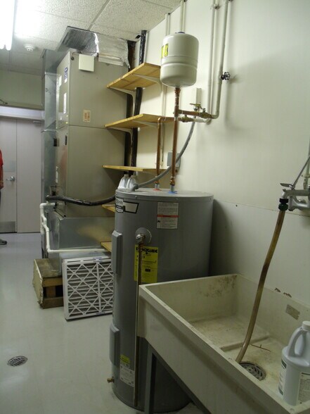 More Photos Of 411 Holmes St, Frankfort Light Distribution For Sale