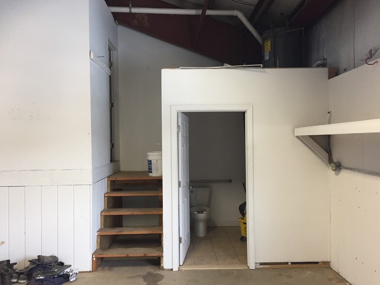 More Photos Of 150 Shippenport Rd, Landing Warehouse For Lease