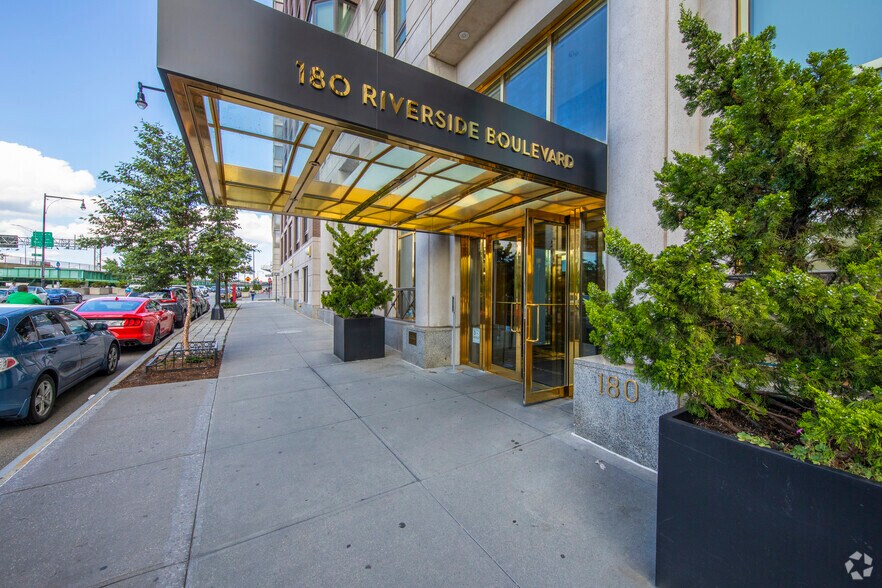 More Photos Of 180-194 Riverside Blvd, New York Apartments For Lease