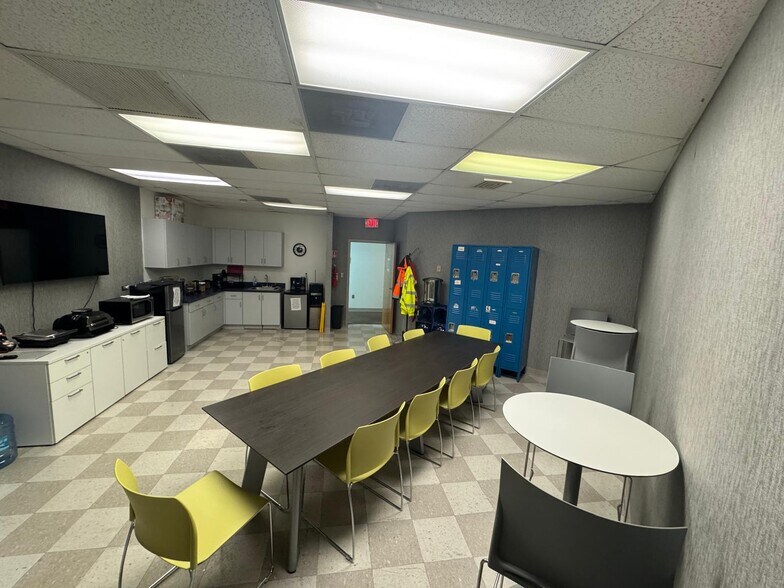 More Photos Of 3801-3891 Commerce Pky, Miramar Flex For Sale