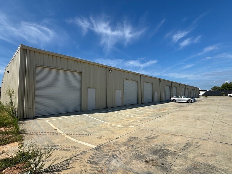 More Photos Of 3005 Wyndham Industrial Dr, Opelika Light Distribution For Lease