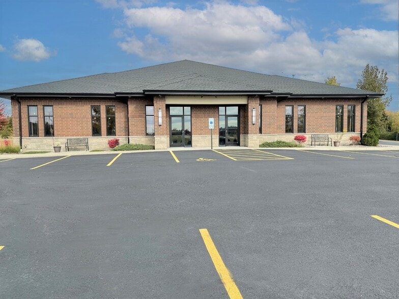 More Photos Of 165 N Lakewood Rd, Lake In The Hills Medical For Lease
