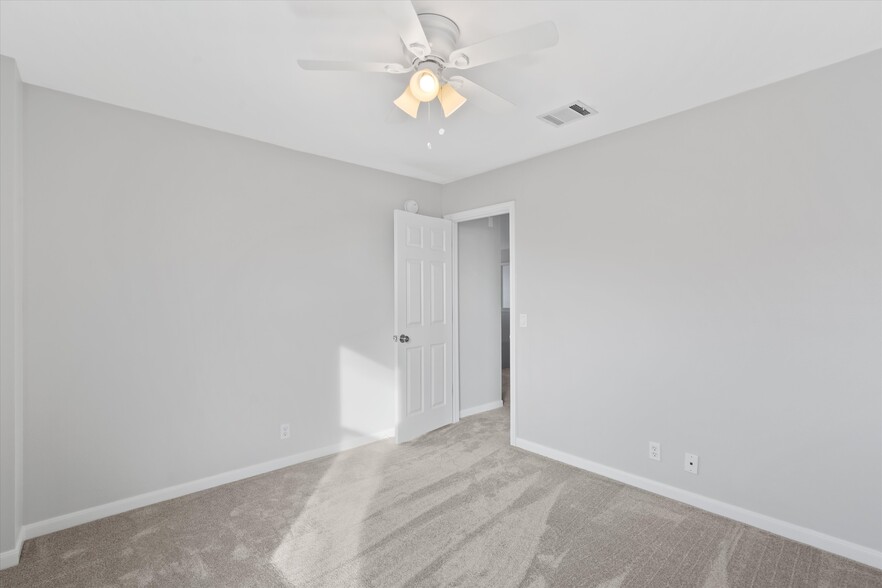 More Photos Of 113 Holmstrom St, Hutto Specialty For Sale