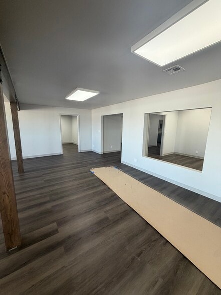 More Photos Of 10934 E 55th Pl, Tulsa Distribution For Lease