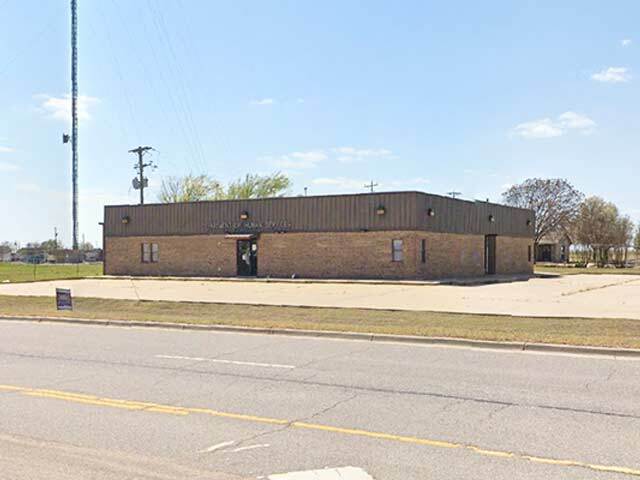 Primary Photo Of 1702 N Glenn L English St, Cordell Medical For Sale