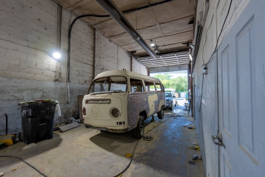 More Photos Of 127 Thompson St, Pittsboro Auto Repair For Lease
