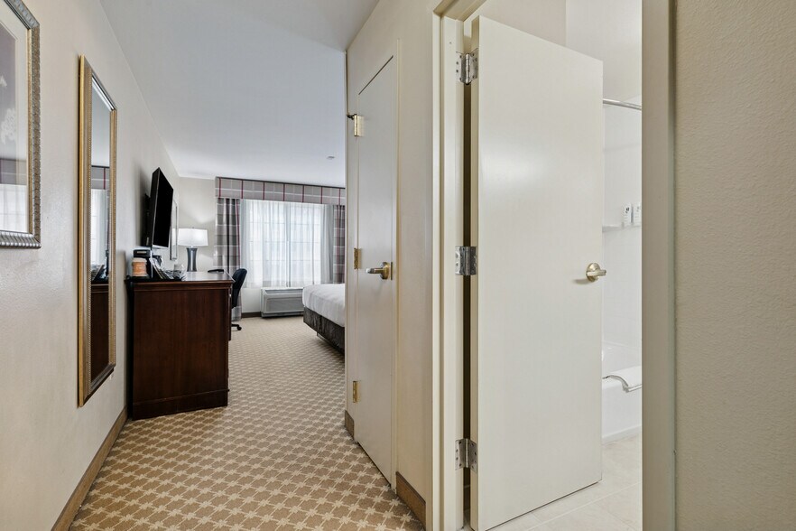 More Photos Of 130 Holiday Blvd, Covington Hotel For Sale