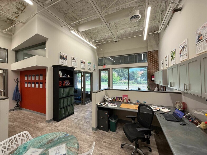 More Photos Of 2101 W Chesterfield Blvd, Springfield Office For Sale