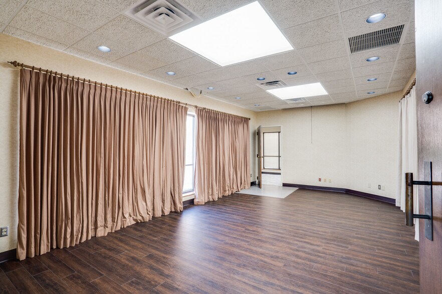 More Photos Of 2716 Commerce St, Wichita Falls Industrial For Sale