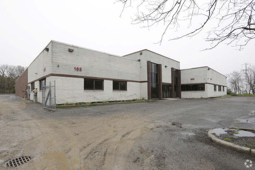 More Photos Of 163 Bridge Rd, Islandia Warehouse For Lease
