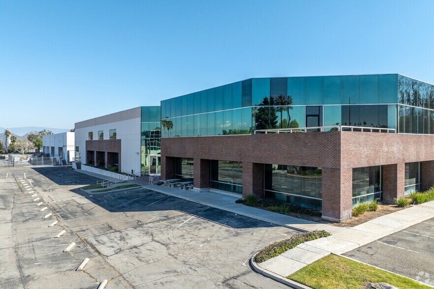 More Photos Of 1595 Spruce St, Riverside Office For Lease