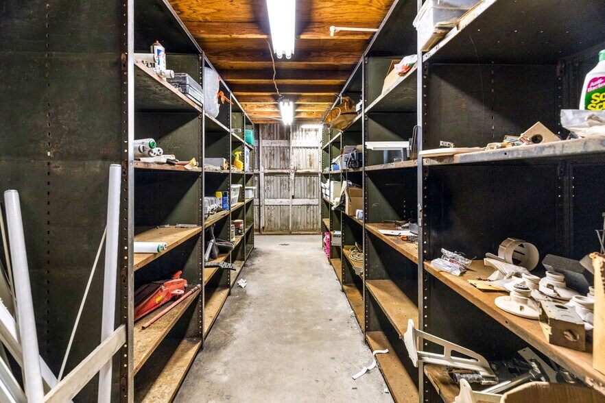 More Photos Of 805 N Magnolia Ave, Luling Flex For Sale