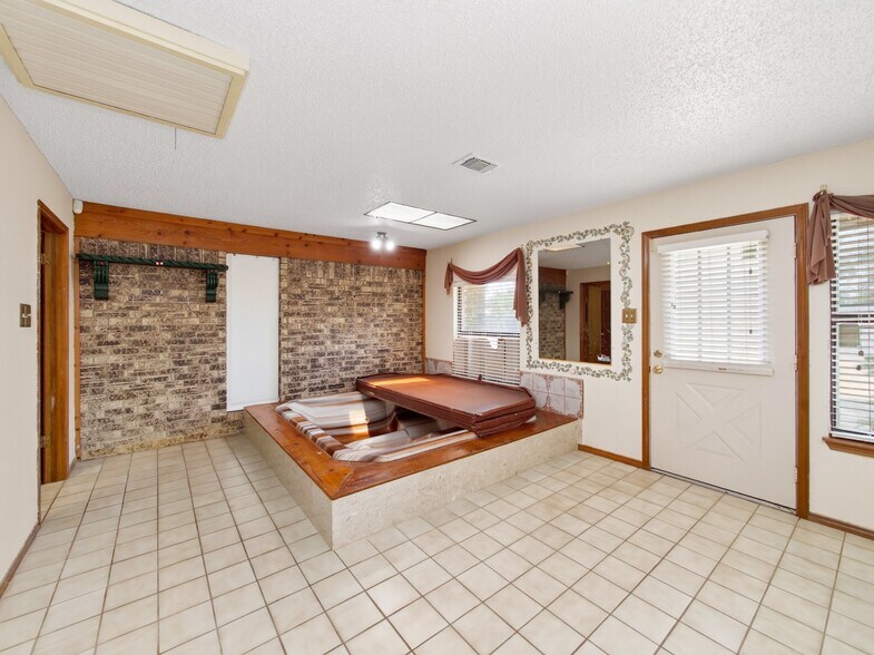 More Photos Of 1702 Lone Oak Dr, Leander Flex For Sale
