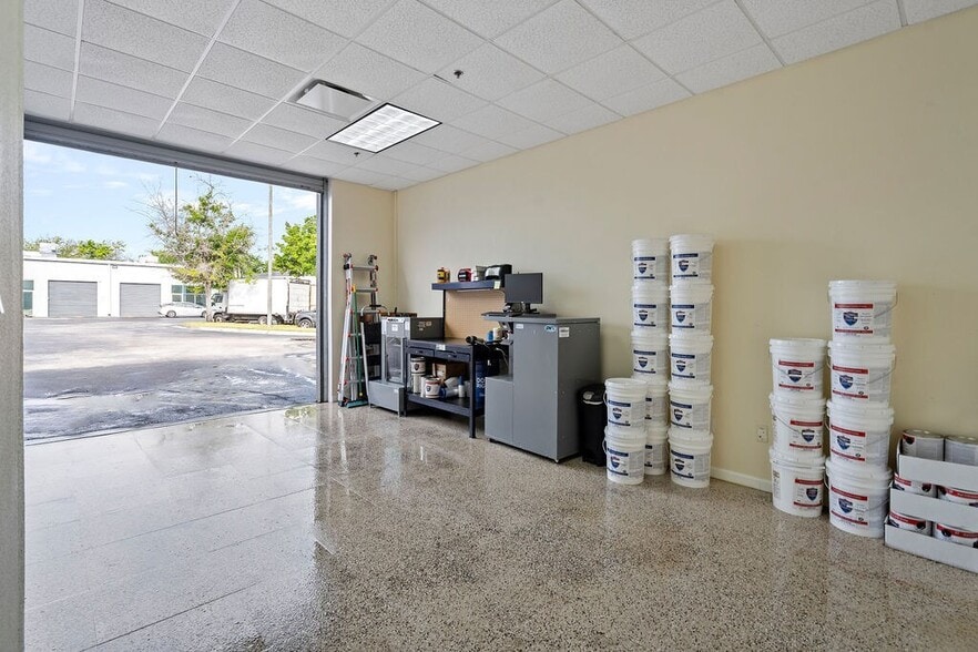 More Photos Of 7901 Kingspointe Pky, Orlando Showroom For Sale