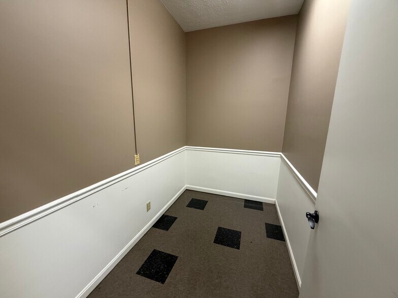More Photos Of 319 Cathedral Manor, Bardstown Office Residential For Lease