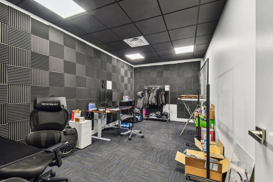 More Photos Of 14915 N Nebraska Ave, Tampa Showroom For Sale