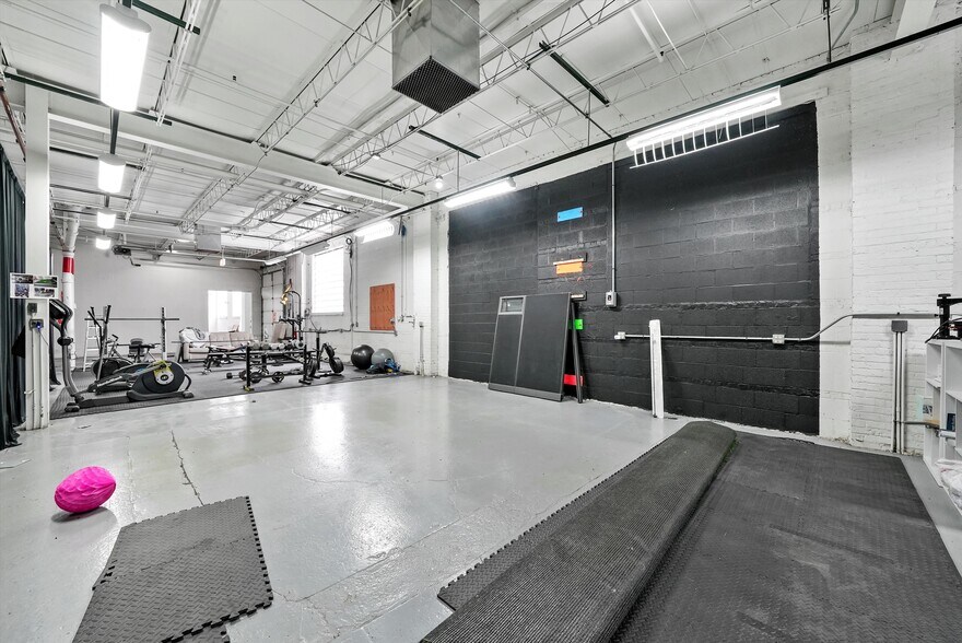 More Photos Of 4025-4039 S Western Blvd, Chicago Warehouse For Sale