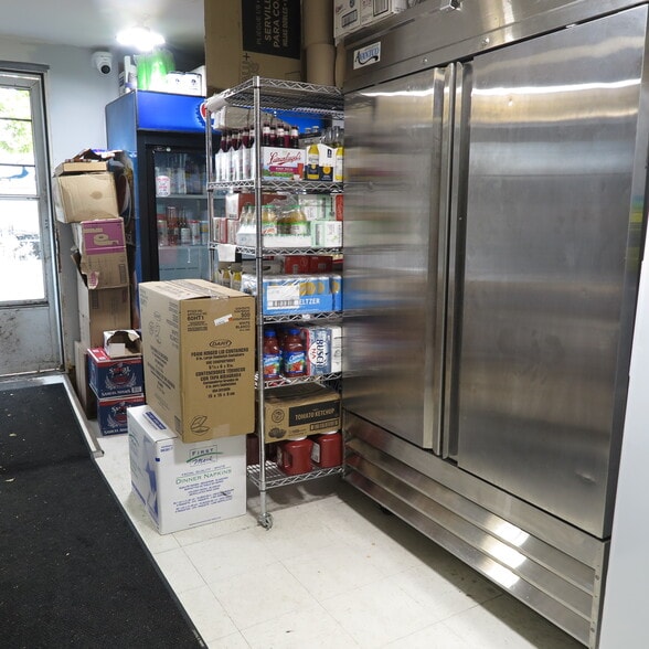 More Photos Of 139 E Walnut St, Oglesby Restaurant For Sale