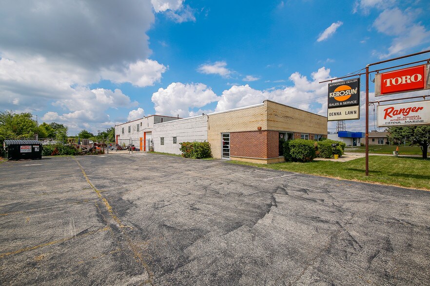 More Photos Of 560 N York Rd, Bensenville Showroom For Sale
