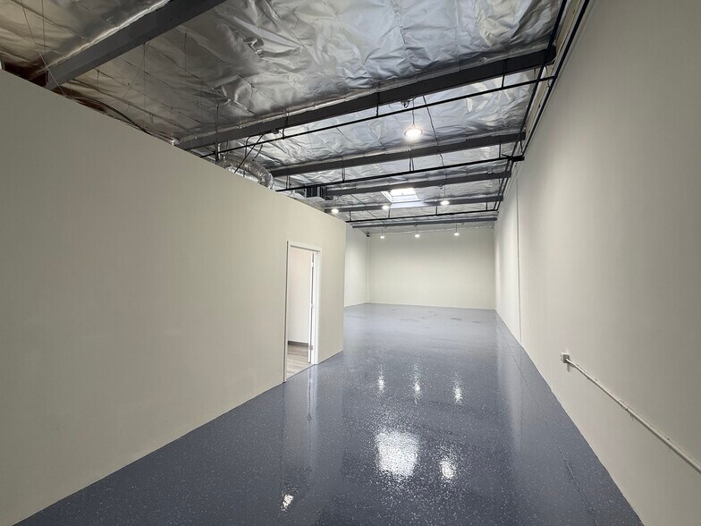 More Photos Of 7020 Hayvenhurst Ave, Van Nuys Showroom For Lease