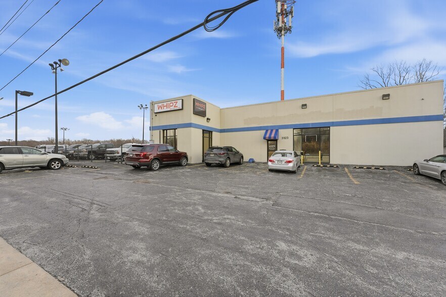 Primary Photo Of 3925 N Oak, Kansas City Auto Dealership For Sale