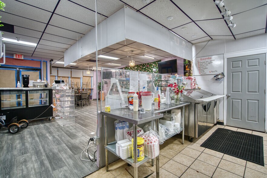 More Photos Of 1125-1147 Francis St, Longmont Freestanding For Lease