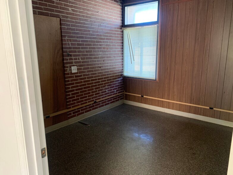 More Photos Of 1321 US Hwy 41 N, Calhoun Office For Lease