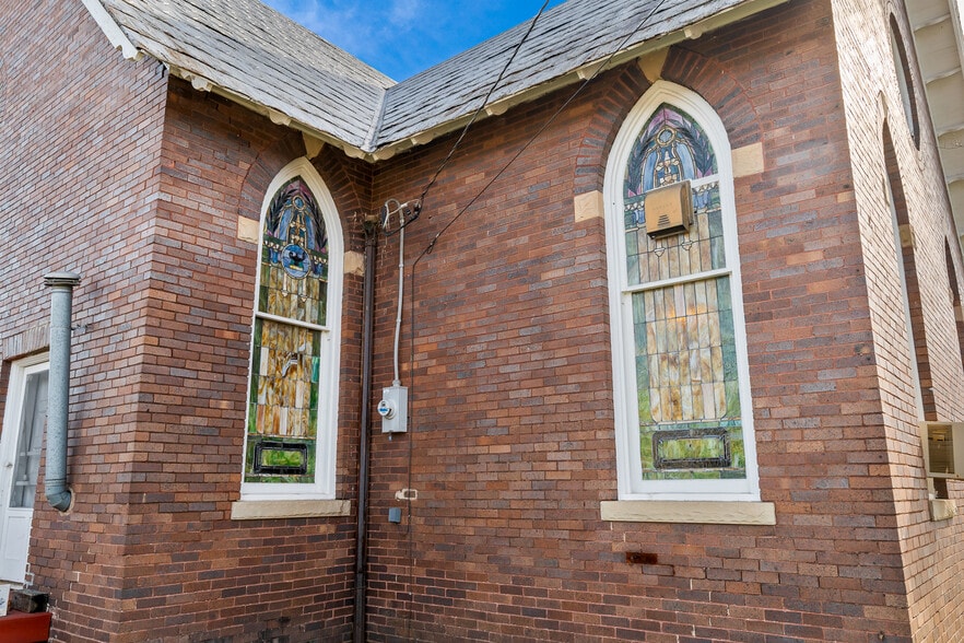 More Photos Of 729 Mason St, Milton Office For Sale