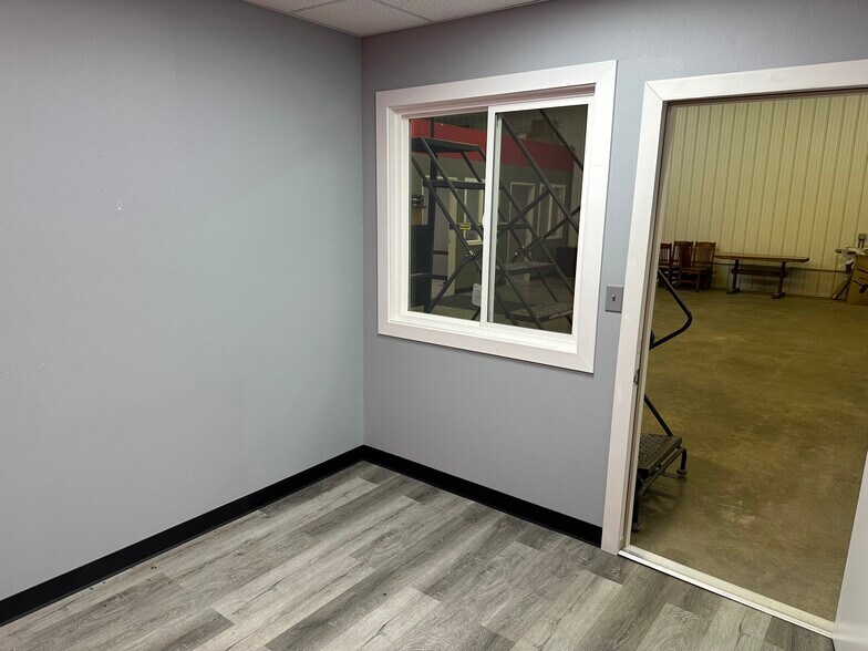 More Photos Of 7435 Kent Ave, Eau Claire Flex For Lease