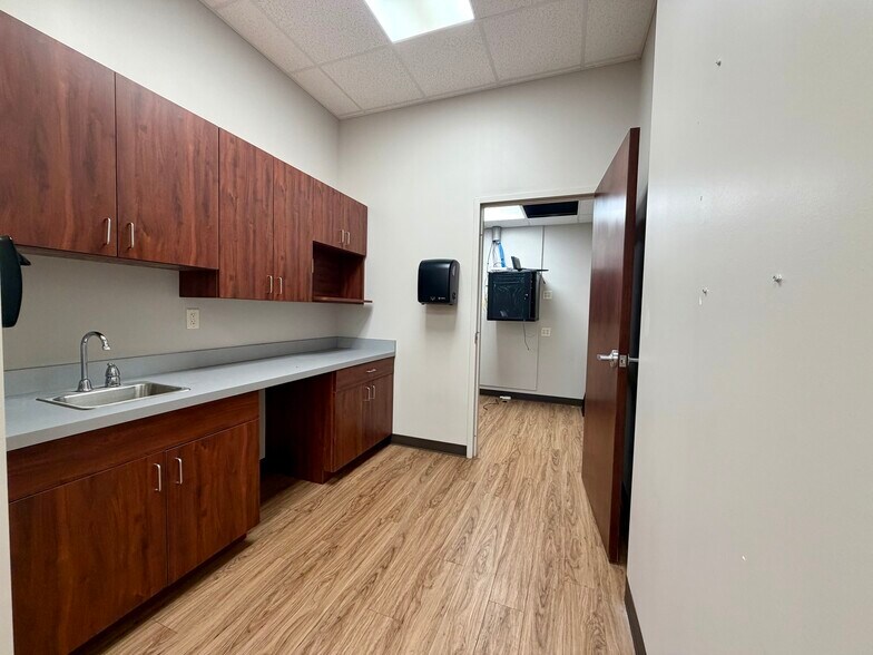 More Photos Of 2688 DeKalb Ave, Sycamore Freestanding For Lease