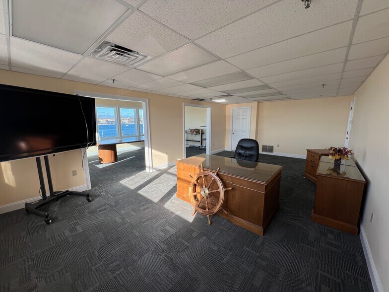More Photos Of 402-404 Thames St, Groton Office For Lease