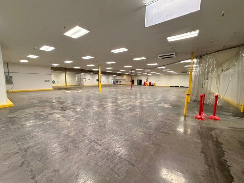 More Photos Of 100 Chamber Plz, Charleroi Supermarket For Lease