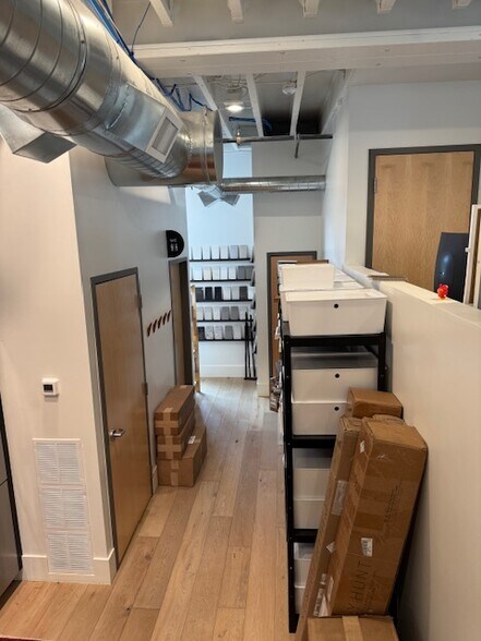 More Photos Of 4554 Forestdale Dr, Park City Showroom For Lease