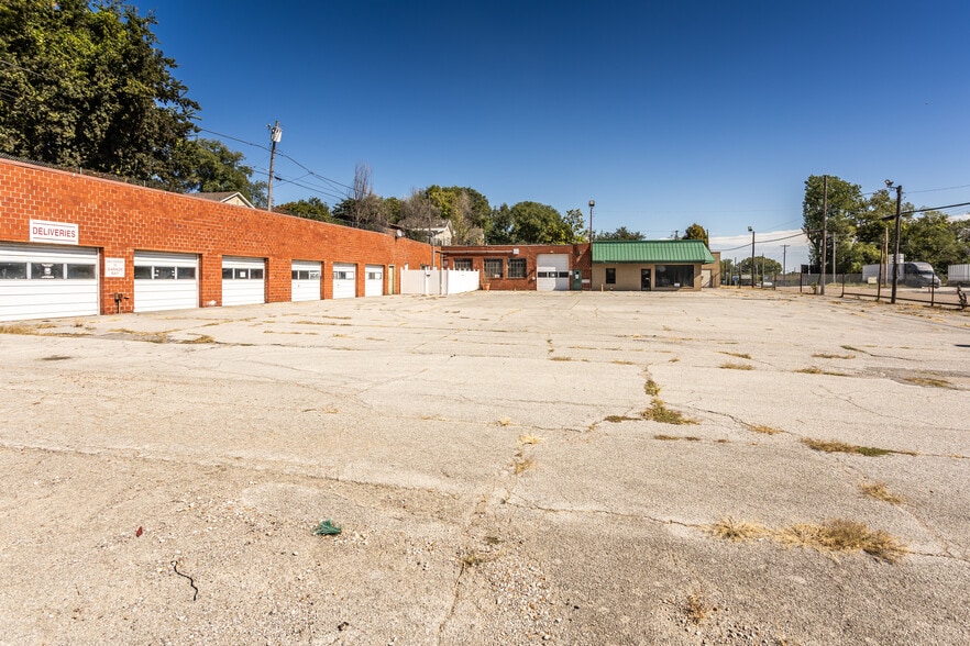 More Photos Of 2726 E Broadway, Alton Flex For Sale