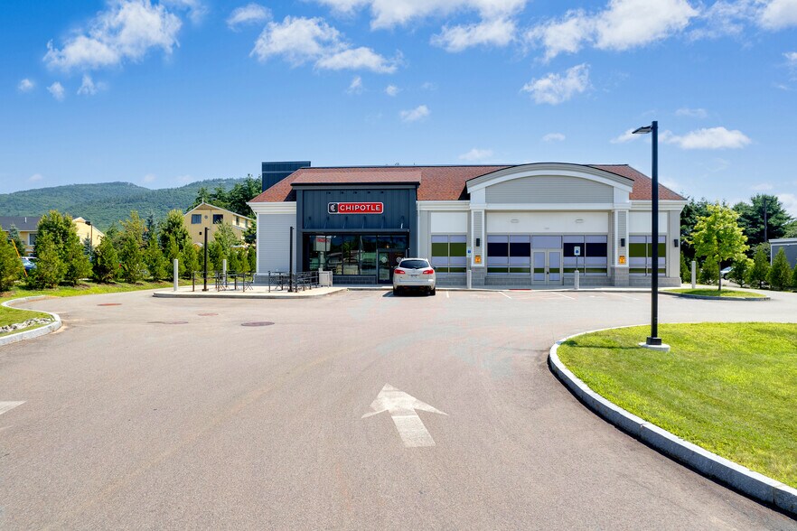 More Photos Of 1549 White Mountain, North Conway Freestanding For Sale