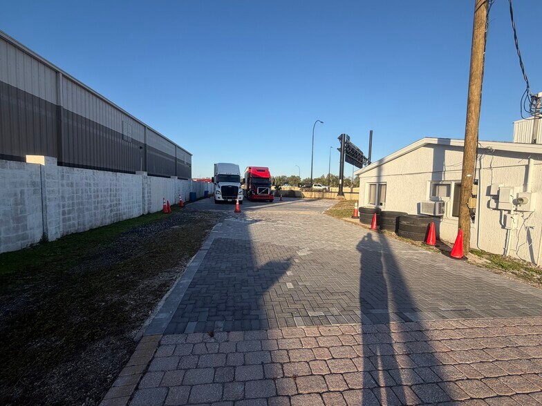 More Photos Of 3303 37th St, Orlando Warehouse For Lease