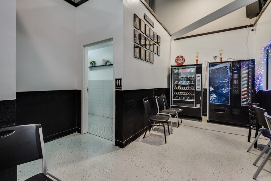 More Photos Of 3250 N Bronco St, Las Vegas General Retail For Sale